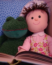 lesende Stoffpuppe und Frosch
